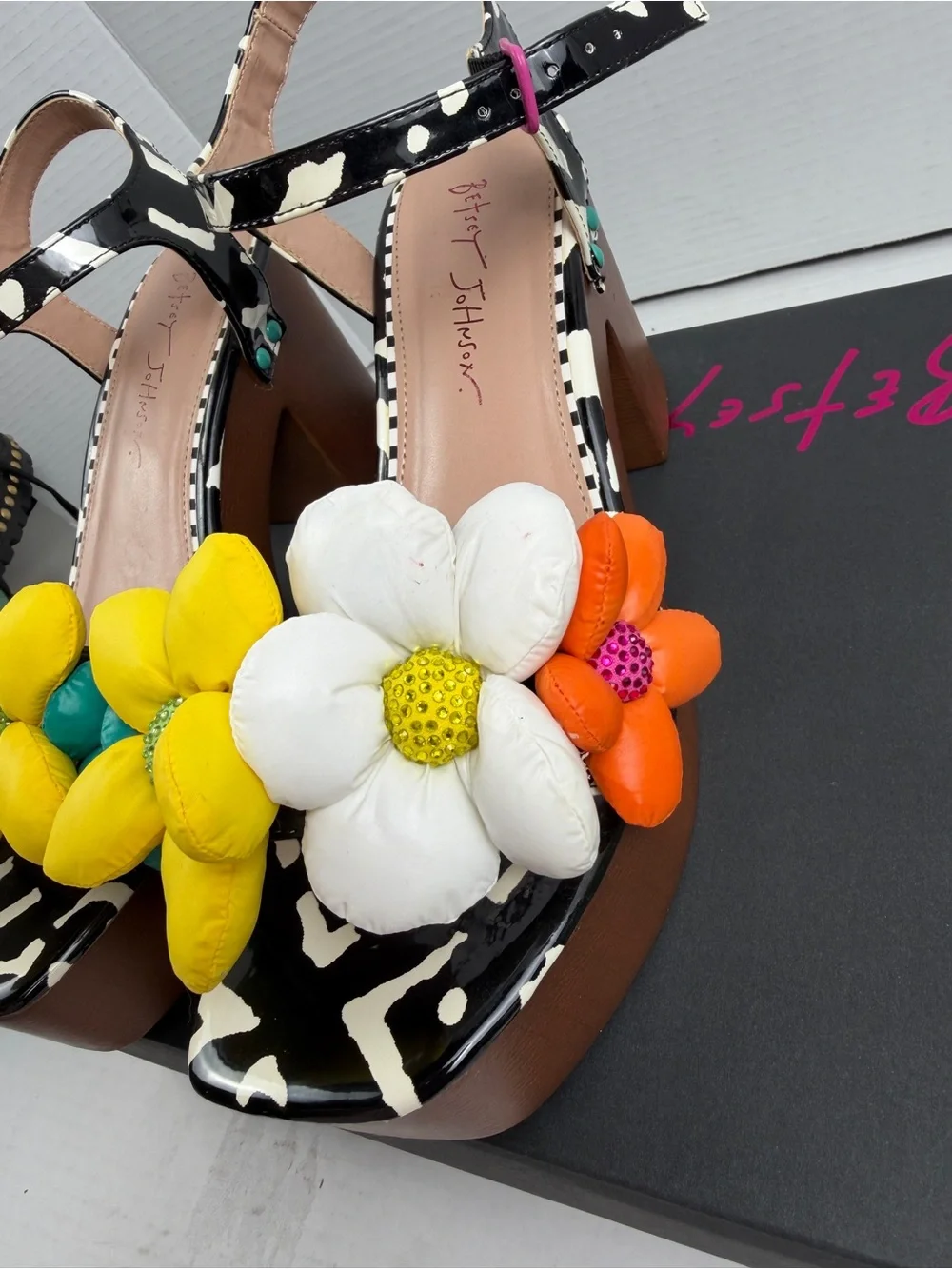 BETSEY JOHNSON KINSLEE BLACK MULTI Colorful floral Women's Size 8.5